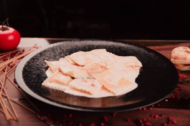 Lezzetli soslu lezzetli klasik İtalyan makarnası..