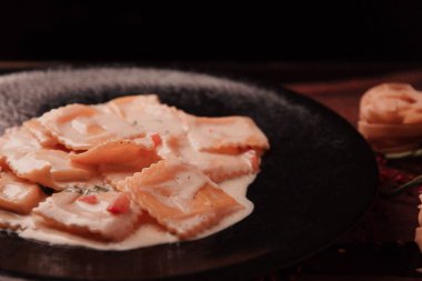 Lezzetli soslu lezzetli klasik İtalyan makarnası..