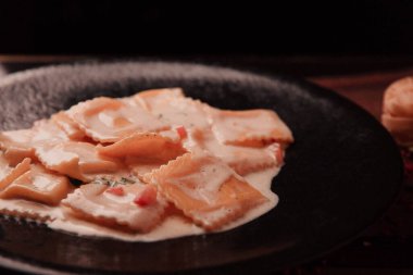 Lezzetli soslu lezzetli klasik İtalyan makarnası..