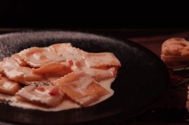 Lezzetli soslu lezzetli klasik İtalyan makarnası..