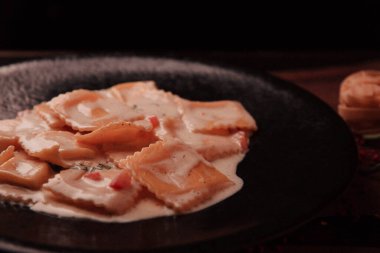 Lezzetli soslu lezzetli klasik İtalyan makarnası..