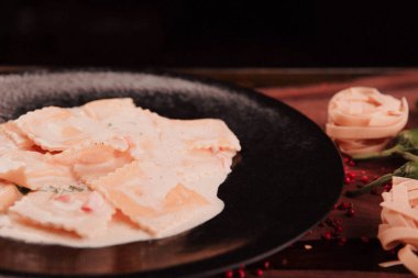 Lezzetli soslu lezzetli klasik İtalyan makarnası..