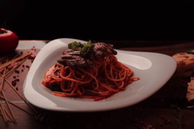 Lezzetli soslu lezzetli klasik İtalyan makarnası..