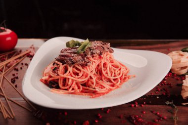 Lezzetli soslu lezzetli klasik İtalyan makarnası..