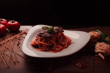 Lezzetli soslu lezzetli klasik İtalyan makarnası..