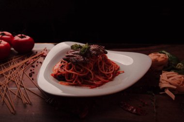 Lezzetli soslu lezzetli klasik İtalyan makarnası..