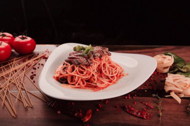 Lezzetli soslu lezzetli klasik İtalyan makarnası..