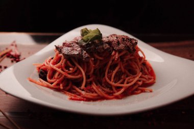 Lezzetli soslu lezzetli klasik İtalyan makarnası..