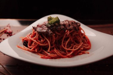 Lezzetli soslu lezzetli klasik İtalyan makarnası..