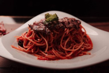 Lezzetli soslu lezzetli klasik İtalyan makarnası..