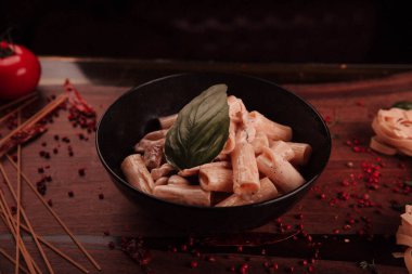Lezzetli soslu lezzetli klasik İtalyan makarnası..