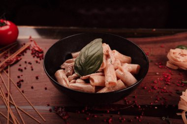 Lezzetli soslu lezzetli klasik İtalyan makarnası..