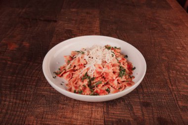 Lezzetli soslu lezzetli klasik İtalyan makarnası..