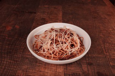 Lezzetli soslu lezzetli klasik İtalyan makarnası..