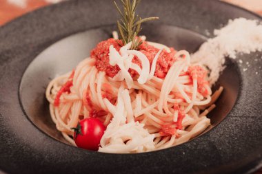 Lezzetli soslu lezzetli klasik İtalyan makarnası..