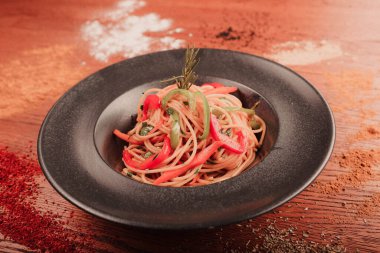 Lezzetli soslu lezzetli klasik İtalyan makarnası..