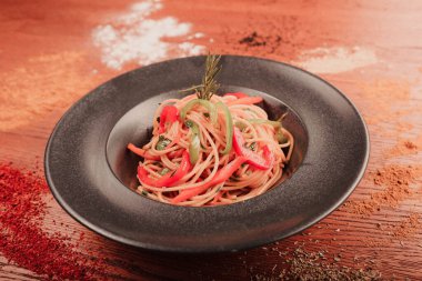 Lezzetli soslu lezzetli klasik İtalyan makarnası..