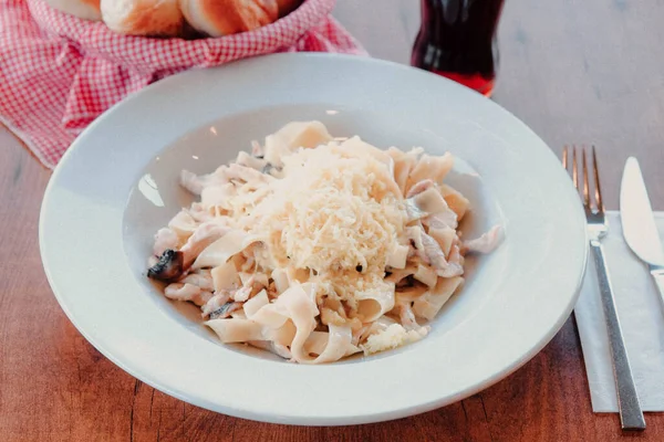 Lezzetli soslu lezzetli klasik İtalyan makarnası..