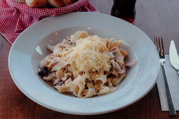 Lezzetli soslu lezzetli klasik İtalyan makarnası..