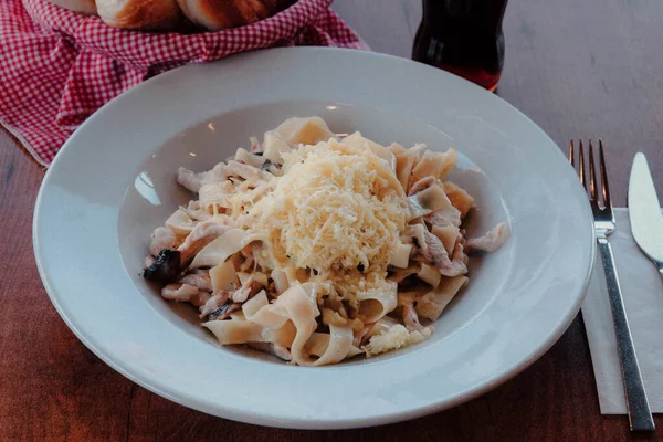 Lezzetli soslu lezzetli klasik İtalyan makarnası..