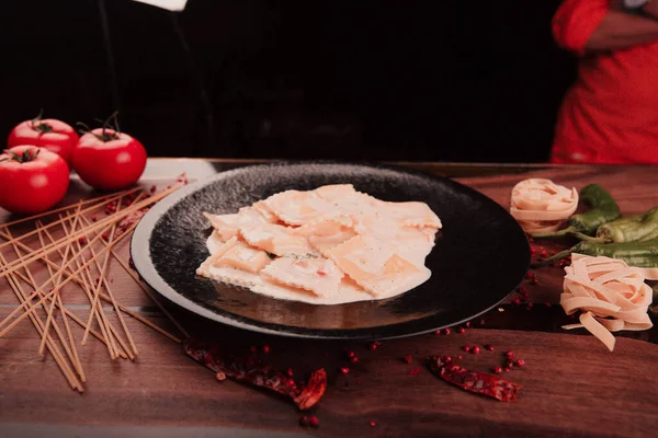 Lezzetli soslu lezzetli klasik İtalyan makarnası..