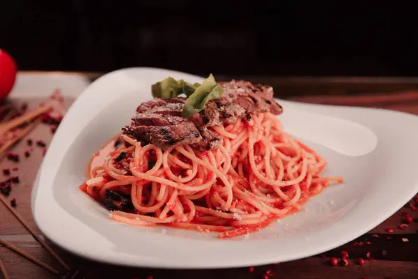 Lezzetli soslu lezzetli klasik İtalyan makarnası..