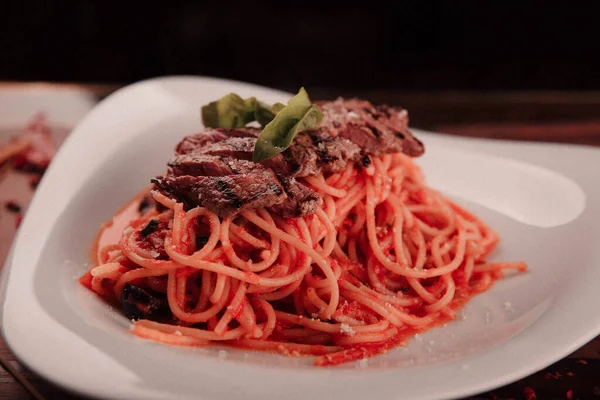 Lezzetli soslu lezzetli klasik İtalyan makarnası..