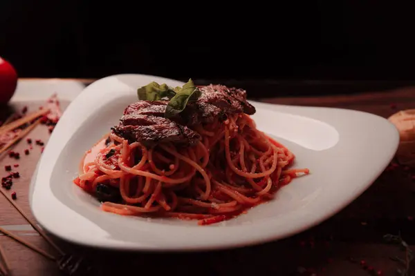 おいしいソースとおいしい食欲をそそる古典的なイタリアのパスタ — ストック写真