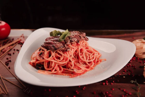 Lezzetli soslu lezzetli klasik İtalyan makarnası..