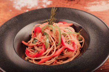 Lezzetli soslu lezzetli klasik İtalyan makarnası..