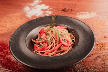 Lezzetli soslu lezzetli klasik İtalyan makarnası..