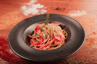 Lezzetli soslu lezzetli klasik İtalyan makarnası..