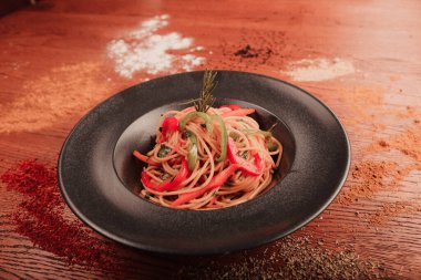 Lezzetli soslu lezzetli klasik İtalyan makarnası..