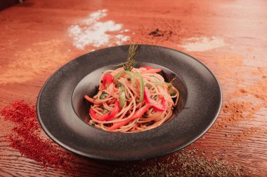 Lezzetli soslu lezzetli klasik İtalyan makarnası..