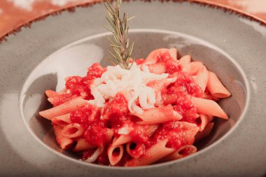 Lezzetli soslu lezzetli klasik İtalyan makarnası..