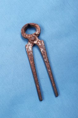 Bir çift paslı meme ucu.