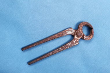 Bir çift paslı meme ucu.