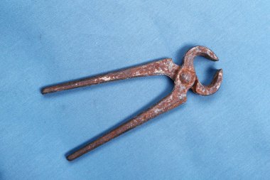 Bir çift paslı meme ucu.