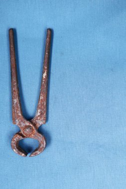 Bir çift paslı meme ucu.