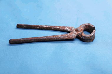 Bir çift paslı meme ucu.