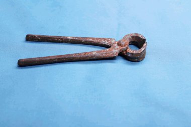 Bir çift paslı meme ucu.