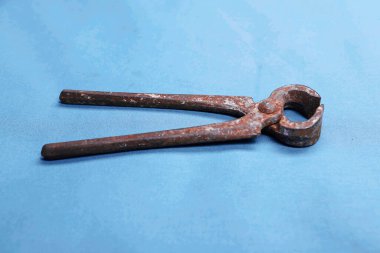 Bir çift paslı meme ucu.