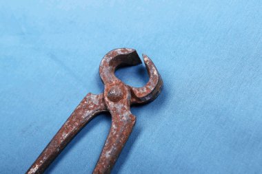 Bir çift paslı meme ucu.