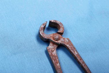 Bir çift paslı meme ucu.