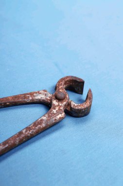 Bir çift paslı meme ucu.