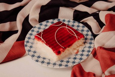 Masada lezzetli bir pasta var.