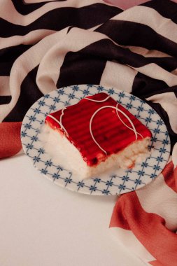 Masada lezzetli bir pasta var.