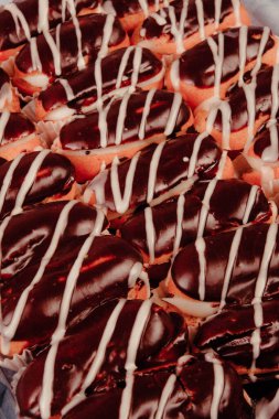 Masada lezzetli bir pasta var.