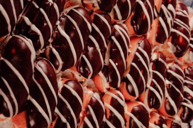 Masada lezzetli bir pasta var.