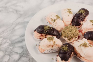 Masada lezzetli bir pasta var.  